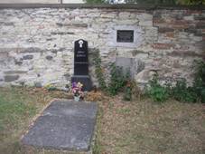 https://upload.wikimedia.org/wikipedia/commons/thumb/7/70/Vrapice_CZ_old_cemetery_Vaclav_Cerny_burial_site_020.jpg/1280px-Vrapice_CZ_old_cemetery_Vaclav_Cerny_burial_site_020.jpg