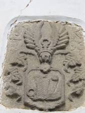 Bez - znak nad vchodem do tvrze.JPG