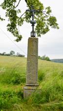 https://upload.wikimedia.org/wikipedia/commons/thumb/a/a7/Wayside_cross_in_Krom%C4%9B%C5%BEdice_%28Q66057128%29_02.jpg/800px-Wayside_cross_in_Krom%C4%9B%C5%BEdice_%28Q66057128%29_02.jpg