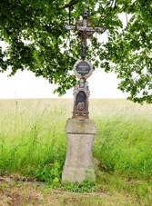 https://upload.wikimedia.org/wikipedia/commons/thumb/4/49/Wayside_cross_by_Krom%C4%9B%C5%BEdice_01.jpg/800px-Wayside_cross_by_Krom%C4%9B%C5%BEdice_01.jpg