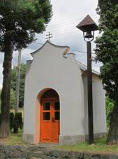 https://upload.wikimedia.org/wikipedia/commons/thumb/0/05/Nemilkov_-_kapli%C4%8Dka.JPG/800px-Nemilkov_-_kapli%C4%8Dka.JPG
