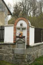 https://upload.wikimedia.org/wikipedia/commons/thumb/5/5b/Wayside_cross_in_Vl%C4%8Dnov%2C_Zavlekov%2C_Klatovy_District.jpg/800px-Wayside_cross_in_Vl%C4%8Dnov%2C_Zavlekov%2C_Klatovy_District.jpg