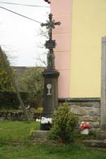 https://upload.wikimedia.org/wikipedia/commons/thumb/1/1a/Wayside_cross_near_Chapel_in_Vl%C4%8Dnov%2C_Zavlekov%2C_Klatovy_District.jpg/800px-Wayside_cross_near_Chapel_in_Vl%C4%8Dnov%2C_Zavlekov%2C_Klatovy_District.jpg