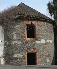 Mstsk opevnn - pohled z ulice Na Valech.jpg