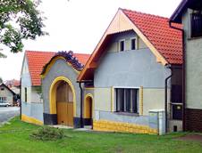 https://upload.wikimedia.org/wikipedia/commons/thumb/9/9d/Ov%C4%8D%C3%A1ry%2C_Old_farm.jpg/1024px-Ov%C4%8D%C3%A1ry%2C_Old_farm.jpg