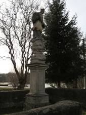 Svojice, socha svatho Jana Nepomuckho v parku vedle zmeck brny.jpg