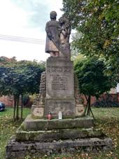 Pomnk padlm v Devci.jpg