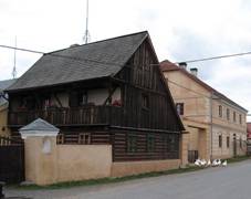 https://upload.wikimedia.org/wikipedia/commons/thumb/f/fc/Stvolny%2C_roubenka.jpg/1024px-Stvolny%2C_roubenka.jpg