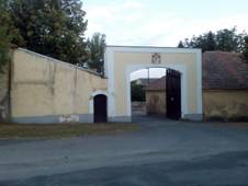 Hospoz�n, Kladno district, Central Bohemia, Czechia, old gate.jpg