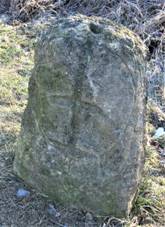 Menhir u poln cesty zpadn od Kamennho Mostu (Q37339187) 01.jpg