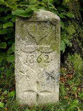 Obj Pamtn strom Pamn kmen u Pamtnho stromu.JPG