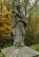 Brantice, socha u zmku.jpg