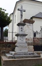 Brumovice (OP), k u kostela.JPG