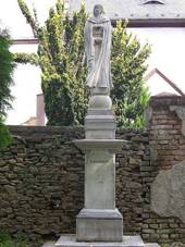 Socha Panny Marie Sedmibolestn z roku 1862 po odstrann nnos, usazenin a liejnk m opt svtlou barvu .