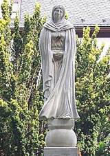 Socha Panny Marie Sedmibolestn z roku 1862 po odstrann nnos, usazenin a liejnk m opt svtlou barvu .