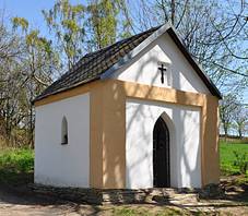 Kaple sv. Petra a Pavla v jarnm svtle, duben 2018.