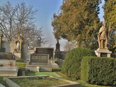 Hradisko (Krom), hbitov.jpg