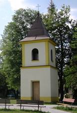 Nves se zvonic a barokn sochou svatho Florina