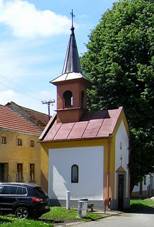 https://upload.wikimedia.org/wikipedia/commons/thumb/0/09/Zdounky%2C_T%C4%9B%C5%A1%C3%A1nky%2C_chapel.jpg/1024px-Zdounky%2C_T%C4%9B%C5%A1%C3%A1nky%2C_chapel.jpg