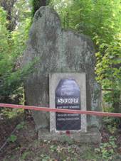https://upload.wikimedia.org/wikipedia/commons/thumb/0/02/Kamenna_Lhota_%28Cestin%29_B._Pamatnik.jpg/800px-Kamenna_Lhota_%28Cestin%29_B._Pamatnik.jpg