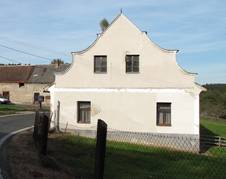 Star Hu (Petrovice II), dm v zatce.jpg