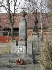 https://upload.wikimedia.org/wikipedia/commons/thumb/3/3c/Malenovice_B._Pamatnik.jpg/800px-Malenovice_B._Pamatnik.jpg