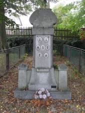 https://upload.wikimedia.org/wikipedia/commons/thumb/7/7c/Miletice_%28Nepomerice%29_E._Pamatnik.jpg/800px-Miletice_%28Nepomerice%29_E._Pamatnik.jpg