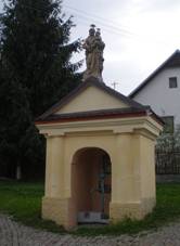 Shrine in Pabenice with well.JPG