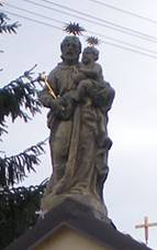 Shrine in Pabenice with well.JPG