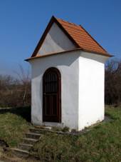 https://upload.wikimedia.org/wikipedia/commons/thumb/0/0b/Bohuslavice_kaple.jpg/800px-Bohuslavice_kaple.jpg