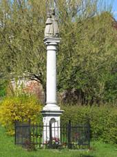 https://upload.wikimedia.org/wikipedia/commons/thumb/5/50/Kyjov_Bohuslavice_mariansky_sloup_01.jpg/800px-Kyjov_Bohuslavice_mariansky_sloup_01.jpg