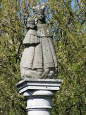 https://upload.wikimedia.org/wikipedia/commons/thumb/a/af/Kyjov_Bohuslavice_mariansky_sloup_02.jpg/800px-Kyjov_Bohuslavice_mariansky_sloup_02.jpg