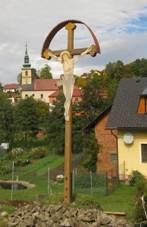 https://upload.wikimedia.org/wikipedia/commons/thumb/9/91/D%C5%99ev%C4%9Bn%C3%BD_k%C5%99%C3%AD%C5%BE_v_Byst%C5%99eci_u_hostince_%28Q94433371%29.jpg/1024px-D%C5%99ev%C4%9Bn%C3%BD_k%C5%99%C3%AD%C5%BE_v_Byst%C5%99eci_u_hostince_%28Q94433371%29.jpg