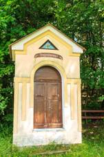 https://upload.wikimedia.org/wikipedia/commons/thumb/6/6e/Doln%C3%AD_%C4%8Cermn%C3%A1_-_v%C3%BDklenkov%C3%A1_kaple.jpg/800px-Doln%C3%AD_%C4%8Cermn%C3%A1_-_v%C3%BDklenkov%C3%A1_kaple.jpg