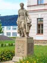 https://upload.wikimedia.org/wikipedia/commons/thumb/7/7a/Doln%C3%AD_%C4%8Cermn%C3%A1_-_pomn%C3%ADk_padl%C3%BDm.jpg/1280px-Doln%C3%AD_%C4%8Cermn%C3%A1_-_pomn%C3%ADk_padl%C3%BDm.jpg