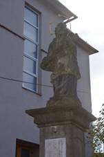 Hntnice, socha u koly.jpg