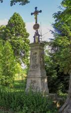 https://upload.wikimedia.org/wikipedia/commons/thumb/4/4d/K%C5%99%C3%AD%C5%BE_v_R%C3%BDdrovic%C3%ADch_vedle_silnice_%28Q66106008%29_02.jpg/1024px-K%C5%99%C3%AD%C5%BE_v_R%C3%BDdrovic%C3%ADch_vedle_silnice_%28Q66106008%29_02.jpg