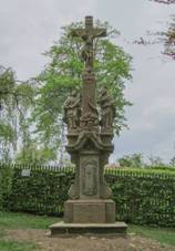 https://upload.wikimedia.org/wikipedia/commons/7/74/Souso%C5%A1%C3%AD_Kalv%C3%A1rie_ve_Skuhrov%C4%9B_%28Q94448460%29_02.jpg