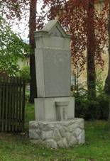 https://upload.wikimedia.org/wikipedia/commons/3/3a/Pomn%C3%ADk_padl%C3%BDm_ve_Skuhrov%C4%9B_pobl%C3%AD%C5%BE_kostela_%28Q66105882%29.jpg