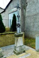 Kříž u pomníku padlým v Dunicích (Q94438328).jpg