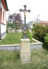 Wayside cross near chapel in Miřetice, Benešov District.jpg