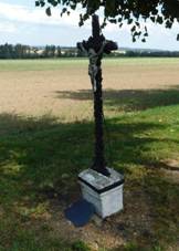 Kříž u silnice severně od Alberovic (Q94438466).jpg