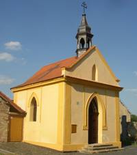 https://upload.wikimedia.org/wikipedia/commons/thumb/5/5c/Brnany_LT_CZ_chapel_200.jpg/1280px-Brnany_LT_CZ_chapel_200.jpg