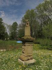 Brusov, zbytky sloupu se sochou Panny Marie.jpg