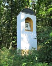 Kaplika na kraji lesa vchodn od Raovic (Q104981969).jpg