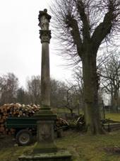 Raovice, sloup se sochou svatho Jana Nepomuckho.jpg