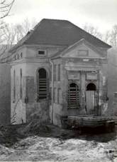 Na obrÃ¡zku mÅ¯Å¾e bÃ½t: 1 osoba, dÅ¯m a venku