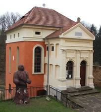 Na obrÃ¡zku mÅ¯Å¾e bÃ½t: obloha, strom, dÅ¯m a venku