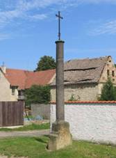 Kamenn sloup s kkem na rozcest v Hasisk ulici ve Vrbici (Q78792851) 01.jpg