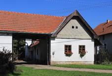 https://upload.wikimedia.org/wikipedia/commons/thumb/d/df/Bohu%C5%88ovice%2C_old_farm.jpg/1280px-Bohu%C5%88ovice%2C_old_farm.jpg